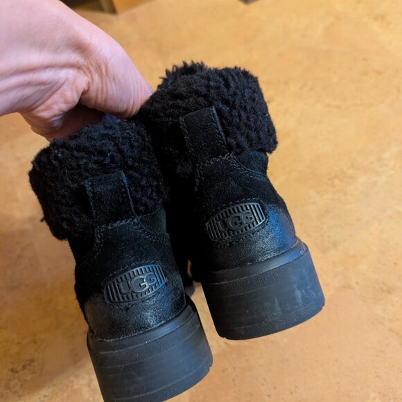 UGG boots 7.5 - Picture 2 of 4